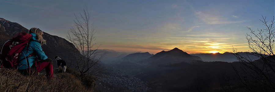 In discesa dal Monte Castello tramonto in Val Serina